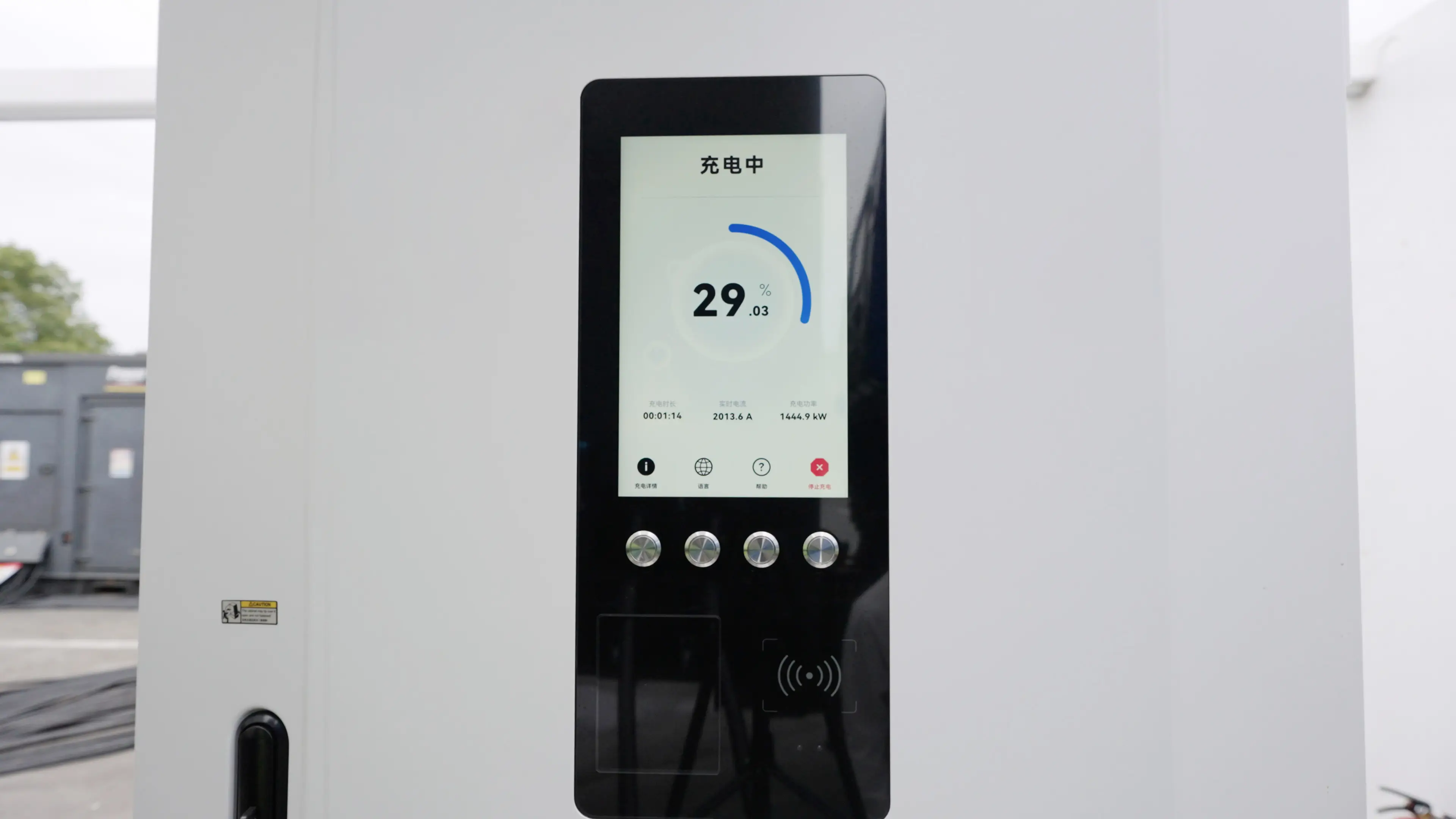 一千公里不间断！华为兆瓦超充助力重卡长途运输迈入全电物流新时代