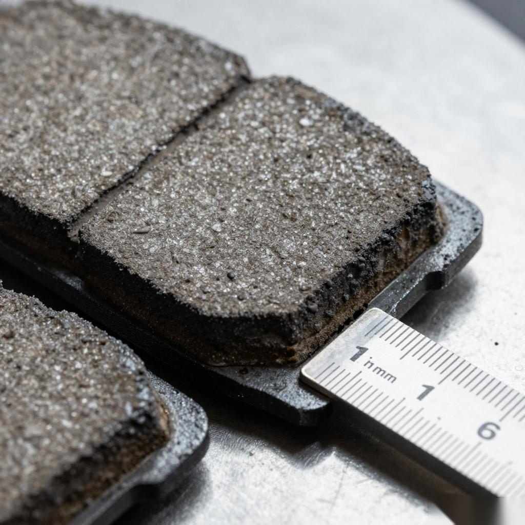 刹车片磨损极限：你忽视的隐形安全警报